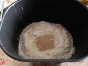 1.	先来揉面，将除黄油外的其余食材放入面包机里揉成面团，再加入黄油揉至可以拉出大片薄膜的状态，室温22度，发酵至原来2倍大，