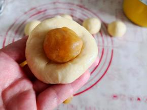 4.	取一份面团，用手按扁，中间包上凤梨馅，收口捏紧，