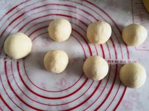 2.	取了排气，分成35克左右一个，共6份，和剩余的面团一起滚圆松弛10分钟左右，