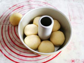 5.	滚圆放到15cm烟囱模具里，收口朝下，全部6个都均匀摆放好，