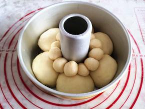 7.	把这些小圆球沿着烟囱模中间摆好，