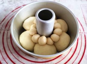 7.	把这些小圆球沿着烟囱模中间摆好，