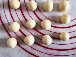 6.	将剩下的面团分成12等份，每份在5克左右，滚圆，