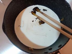 将所有材料放入不粘锅