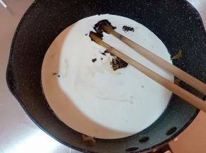 将所有材料放入不粘锅