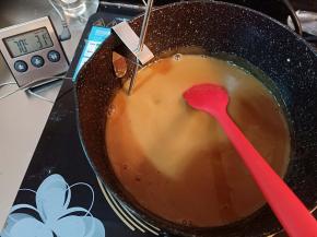 最小火开始熬制