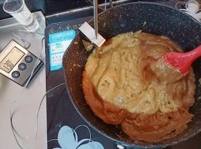 熬到130度时关火，稍微搅拌一下，打去大气泡后倒入准备好的模具中，手速一定要快，这个最后的状态是那种稠稠的，可以用个小勺子舀一勺倒入模具，然后用刮板压一下，晾凉后就可以脱模了
