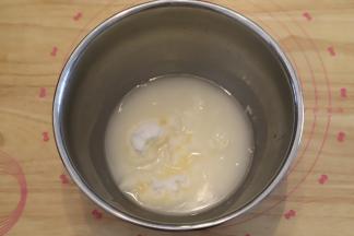 汤种：将高筋面粉、细砂糖搅拌均匀后加入开水。