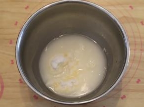 汤种：将高筋面粉、细砂糖搅拌均匀后加入开水。