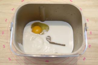先将主面团所有的液体材料和糖放入面包机内。