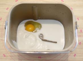 先将主面团所有的液体材料和糖放入面包机内。