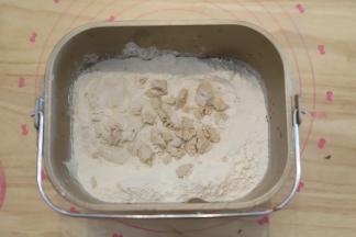 再将粉类、汤种、新鲜酵母放入面包机。