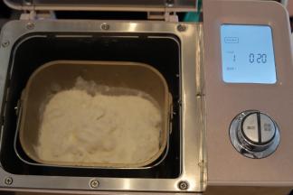 面包机设置为和面程序，时间为20分钟，按启动开始揉面。