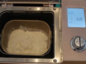 面包机设置为和面程序，时间为20分钟，按启动开始揉面。