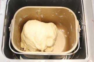 面团成团后放入盐。