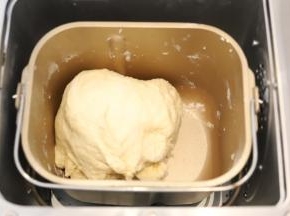 面团成团后放入盐。