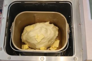 检测面团，能拉出粗膜时放入黄油，整个揉面过程是24分钟。