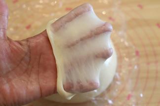 取出面团，检测面团状态，能拉开薄而坚韧的薄膜即完全扩展阶段。