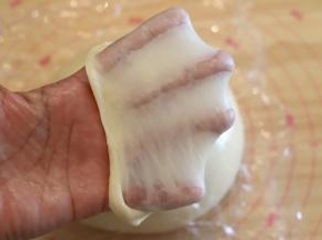 取出面团，检测面团状态，能拉开薄而坚韧的薄膜即完全扩展阶段。