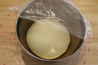 面团整圆，放入盆内，盖上保鲜膜进行一发（室温26度，时间为40-50分钟）