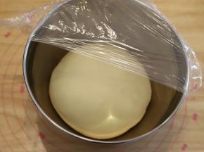 面团整圆，放入盆内，盖上保鲜膜进行一发（室温26度，时间为40-50分钟）