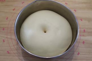 手粘面粉，插入面团，插入的洞口不回缩不塌陷即发酵完成。