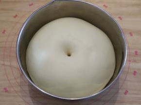 手粘面粉，插入面团，插入的洞口不回缩不塌陷即发酵完成。