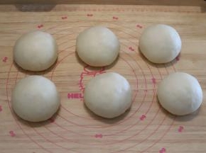 将面团平均分成6份，一份大概为150克，盖上保鲜膜松弛20分钟。