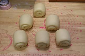 再次将面团擀成牛舌状，从上往下卷好。