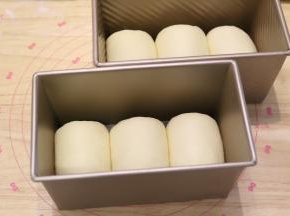 三个三个同一方向放入450克的吐司模内。