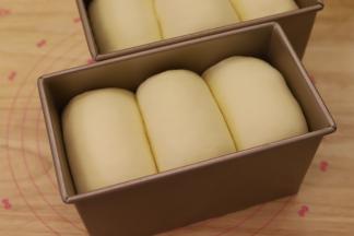 发酵时间剩余10分钟时开始预热烤箱180度，面团发至吐司模9分满。