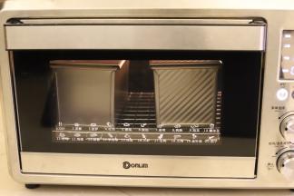 烤箱上火160度，下火180度，时间为40分钟。