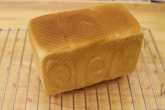 出炉马上脱模，放至手温时放入保鲜袋密封保存。