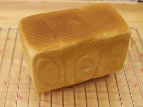 出炉马上脱模，放至手温时放入保鲜袋密封保存。