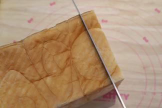 将吐司片切成1.5厘米厚的吐司片。