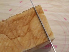 将吐司片切成1.5厘米厚的吐司片。