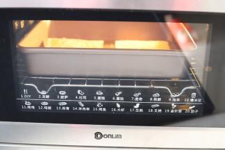 烤箱预热170度，上下火，中层，10-15分钟，烤至金黄色出炉。