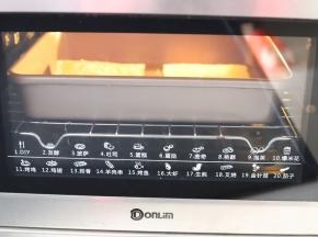 烤箱预热170度，上下火，中层，10-15分钟，烤至金黄色出炉。