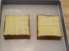 也可在吐司片上挤上沙拉酱，味道也很赞哦！