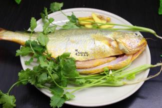 黄花鱼去鳞，去鱼内脏，去鱼鳃、洗净，沥干水，中间划二刀，鱼肉容易入味，生姜、香菜分别洗净准备好。