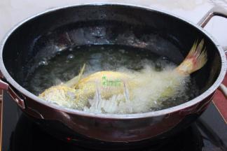 热锅，油温150度左右，把洗净的黄花鱼，放入油锅炸至外皮微黄，六成熟，出锅。