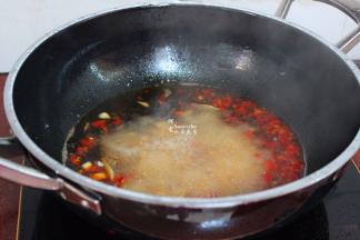 锅里倒入一碗高汤，一小勺白砂糖，煮沸，没高汤的，可以加一小碗清水，鸡粉、豆瓣酱煮沸。