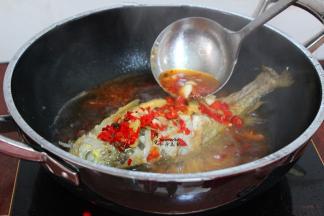 .把炸过的鱼放入锅里，加生抽、老抽、料酒、盐，大火煮沸改为微火慢炖10分钟，炖鱼的时候可以用勺子把汤汁淋在鱼上面。