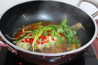 转为大火，生粉勾芡淋在鱼的上面，收汁。放香菜，熄火，鲜美出锅。