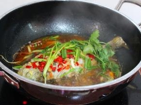 转为大火，生粉勾芡淋在鱼的上面，收汁。放香菜，熄火，鲜美出锅。