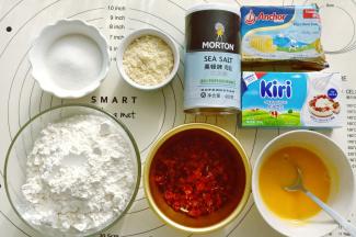 准备好所有材料，黄油与奶油奶酪提前室温软化，蔓越莓切碎备用。