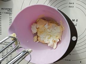 将软化好的黄油与奶油奶酪放入打蛋盆中，用电动打蛋器搅打均匀。