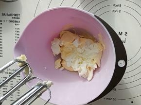 将软化好的黄油与奶油奶酪放入打蛋盆中，用电动打蛋器搅打均匀。