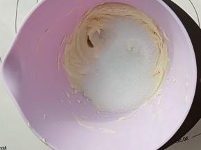 加入细砂糖。