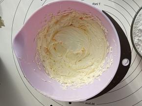 用电动打蛋器搅打均匀至体积蓬松变大，颜色变白。